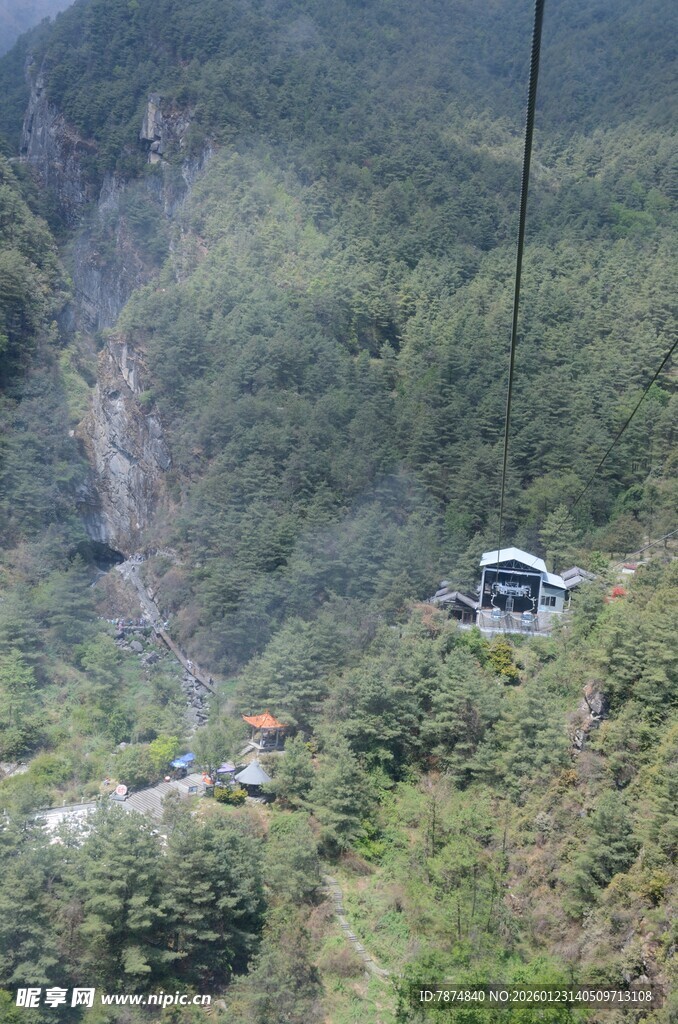 山间索道穿梭于葱郁山林
