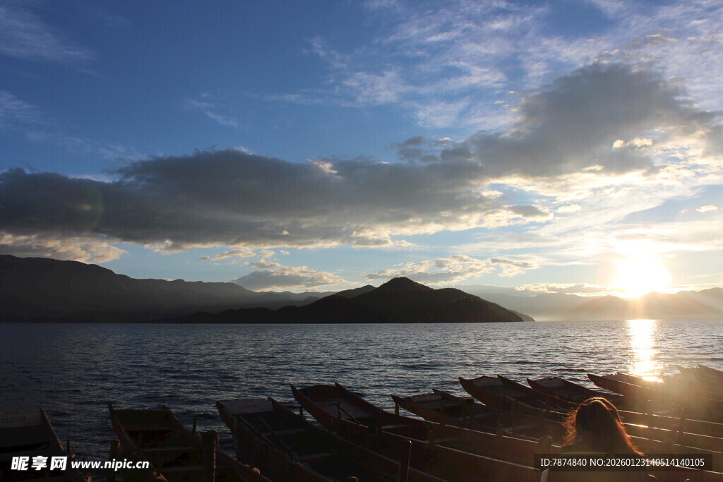 夕阳下的湖畔美丽风光