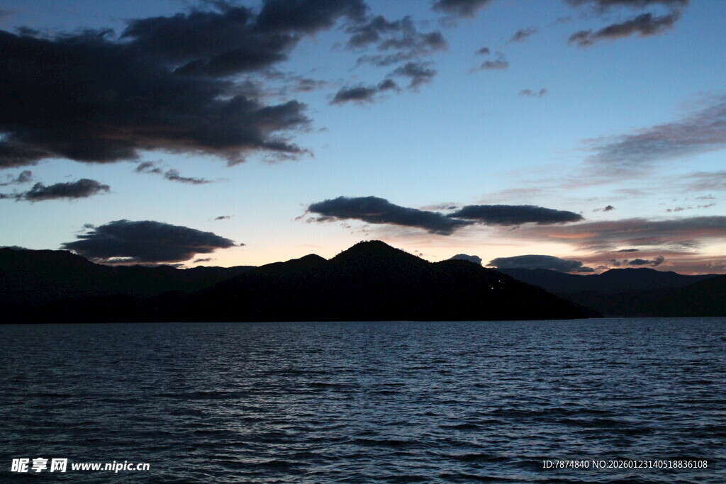 黄昏湖畔 远山与云霞
