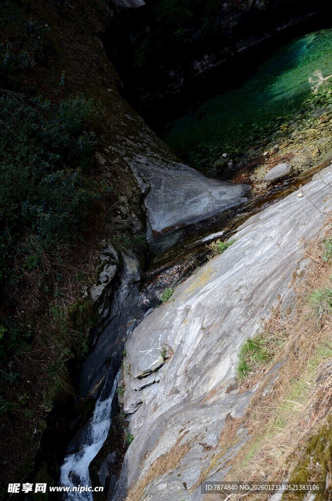 山间溪流潺潺流淌