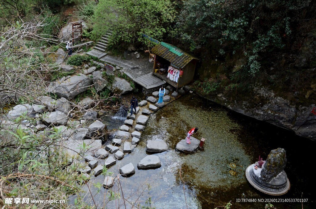 山间溪流中的踏石戏水场景