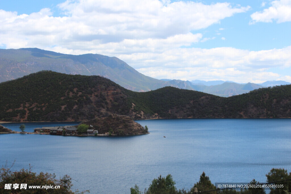 美丽湖景与远山风光