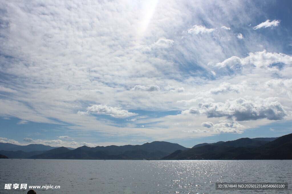 蓝天白云下的宁静湖水