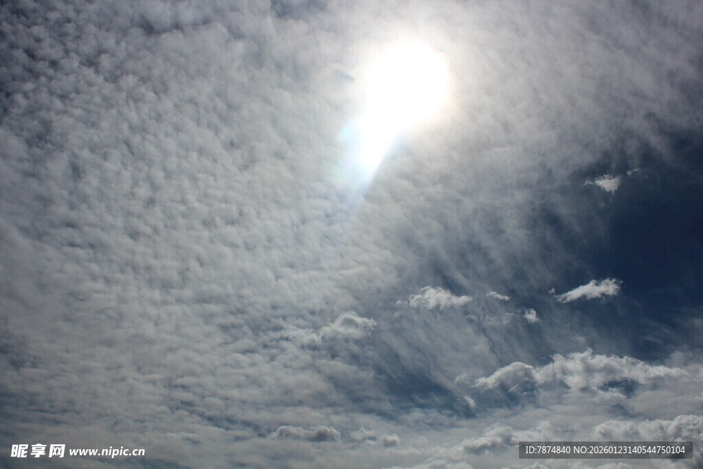阳光穿透云层的天空景象