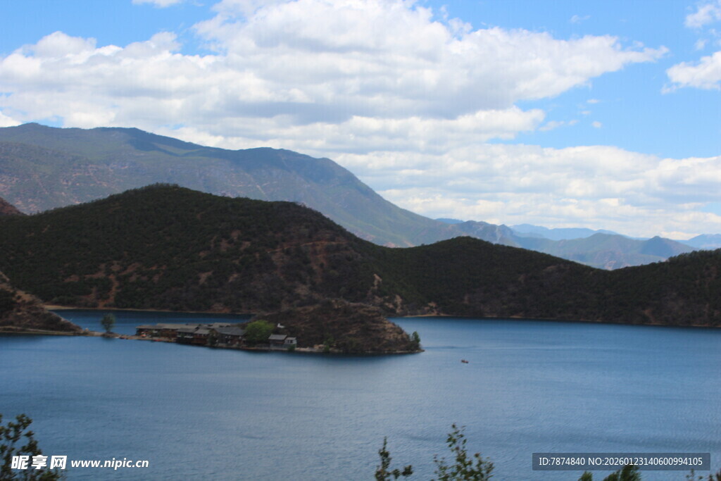 美丽湖景与远山风光