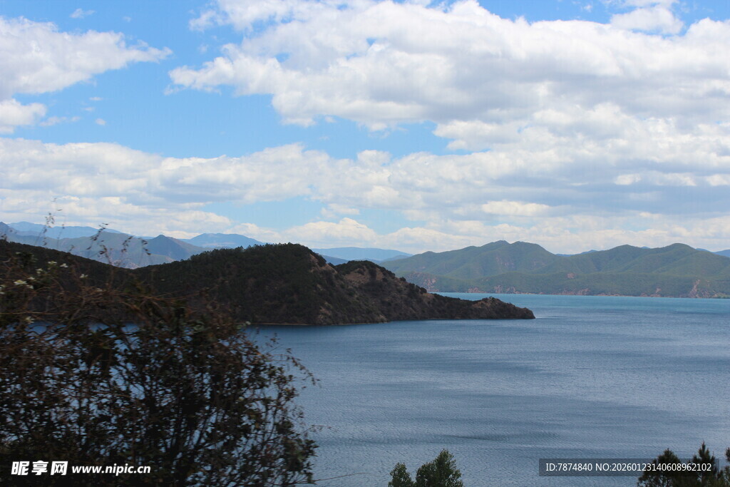 湖畔青山蓝天白云美景