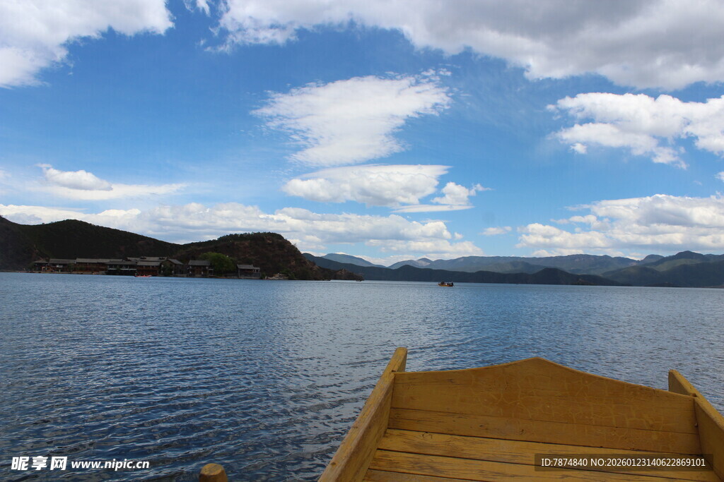 泛舟湖上赏蓝天白云美景