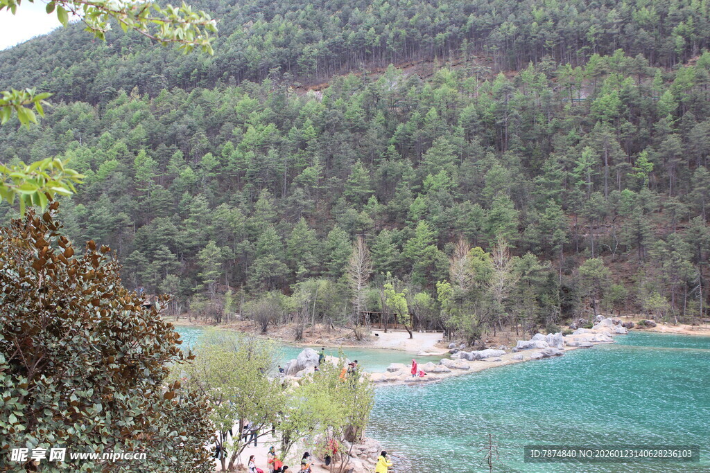 青山环抱的碧色湖水