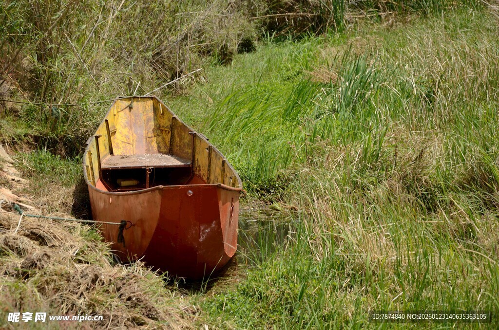 废弃小船静卧草地