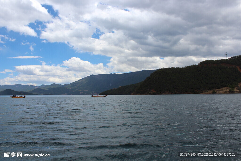湖光山色间的宁静水域