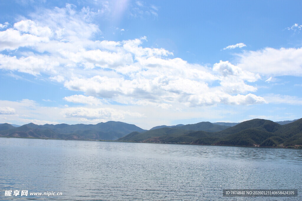 蓝天白云下的宁静湖水