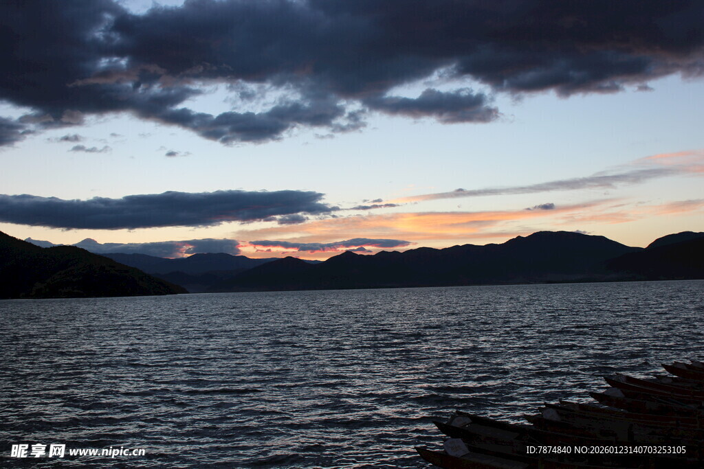 湖畔日落时分的美丽景致