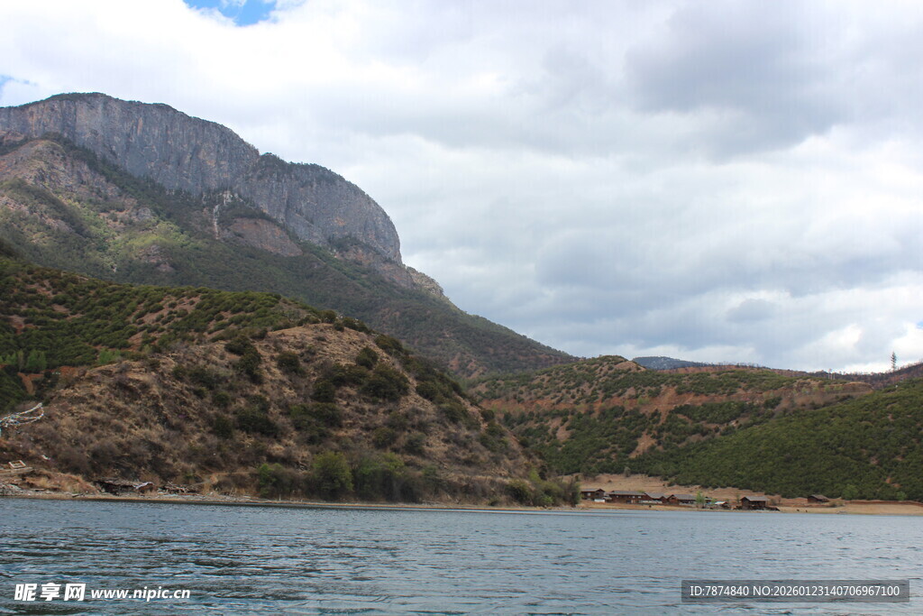 海上远眺巍峨山峦景色