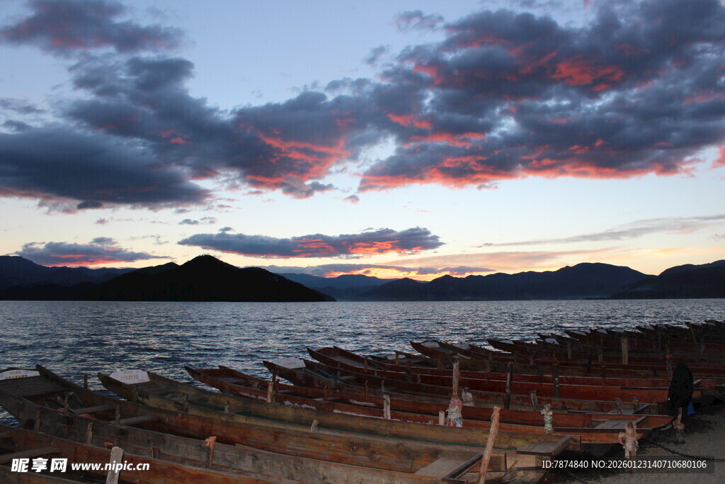 湖畔暮色中的停泊小船