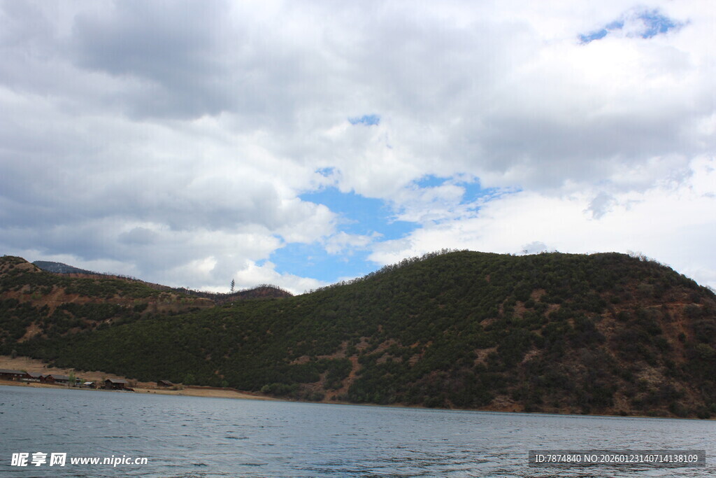 山水相依的自然风光