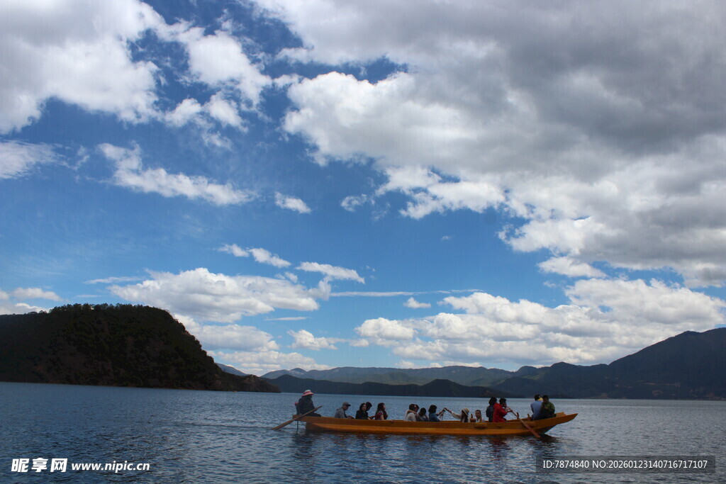 湖上泛舟赏蓝天白云美景