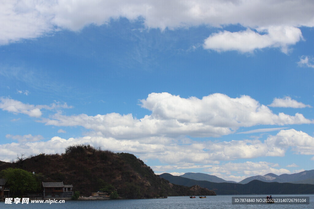 蓝天白云下的山水风光