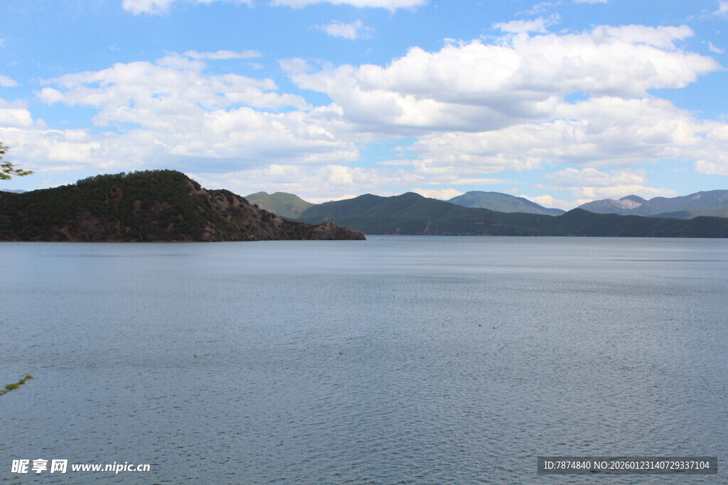 宁静湖景与远山蓝天