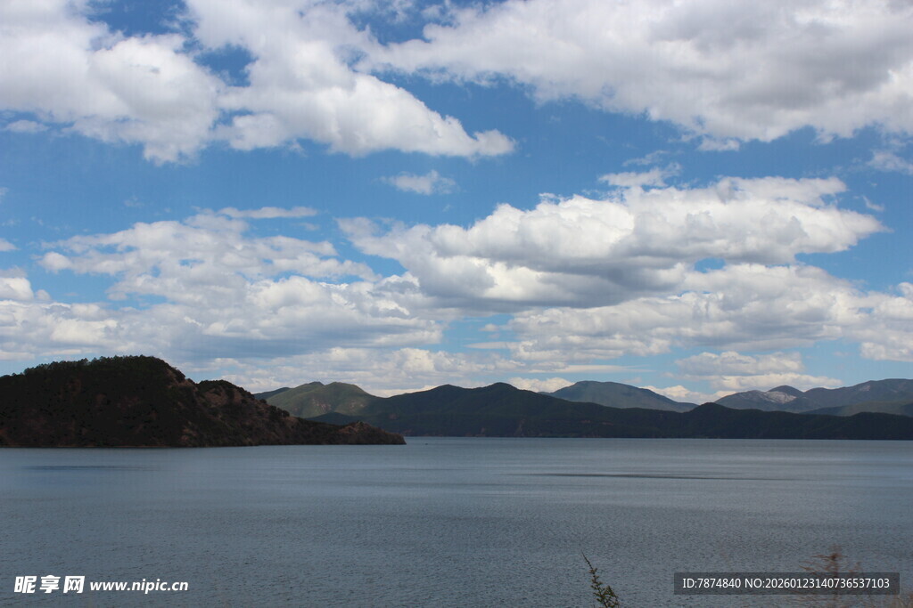 蓝天白云下的宁静湖水