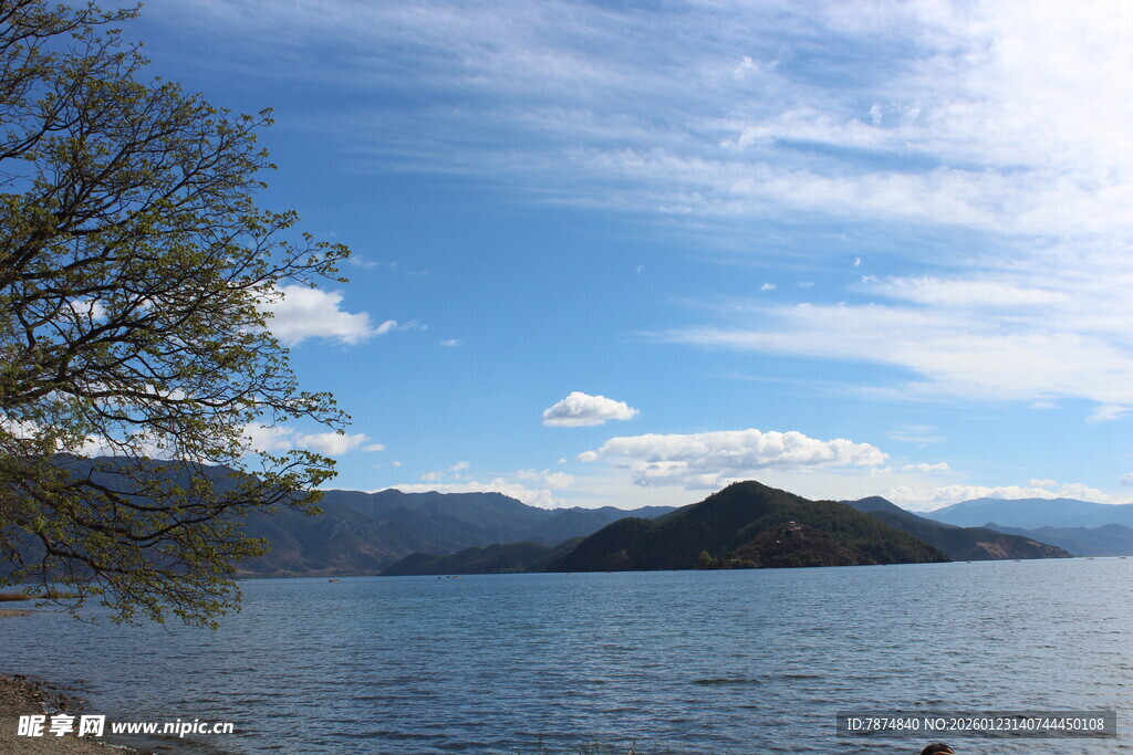 湖畔风光 远山近树映蓝天