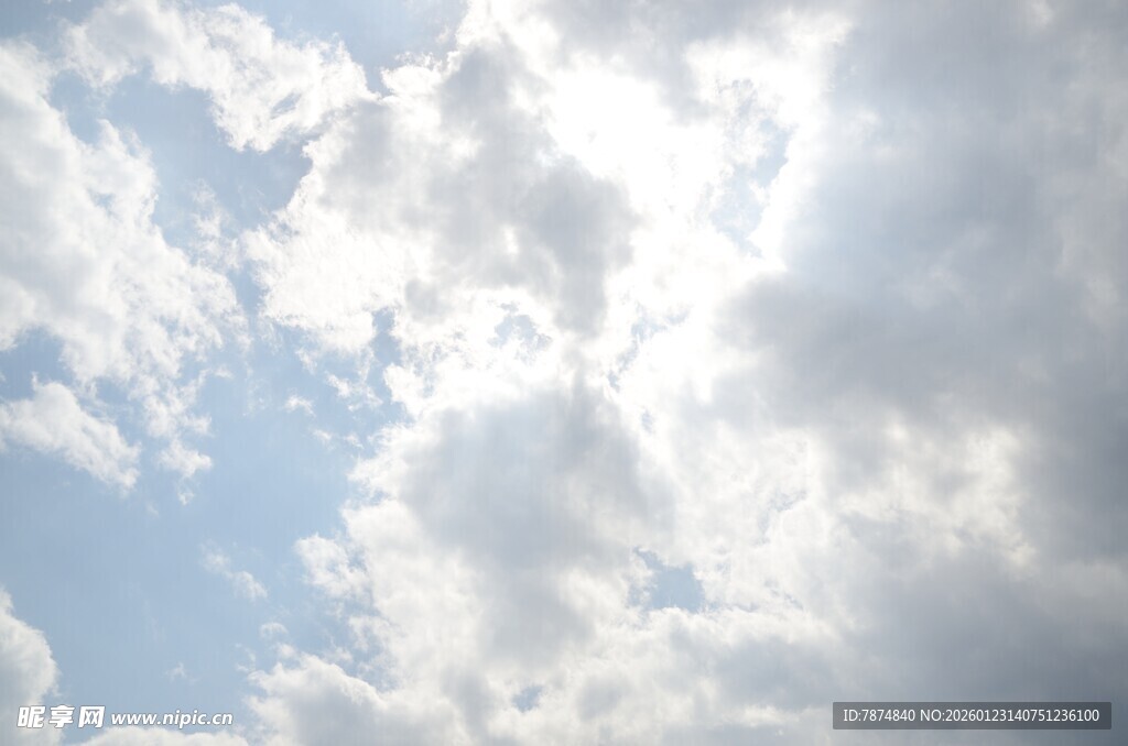 蓝天白云间的阳光景致