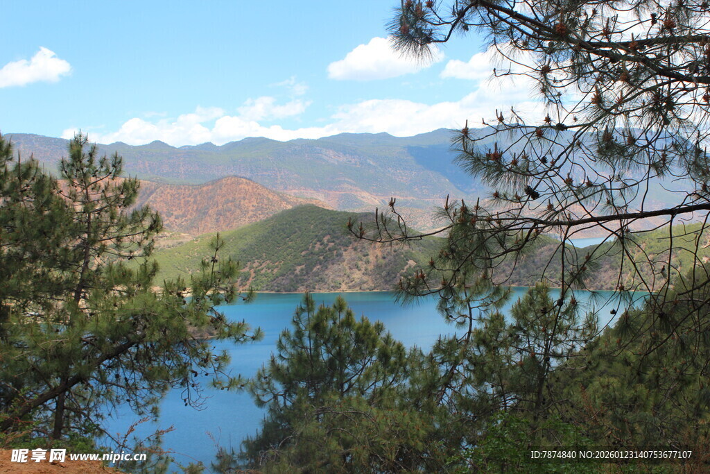 湖畔山林间的秀丽风光