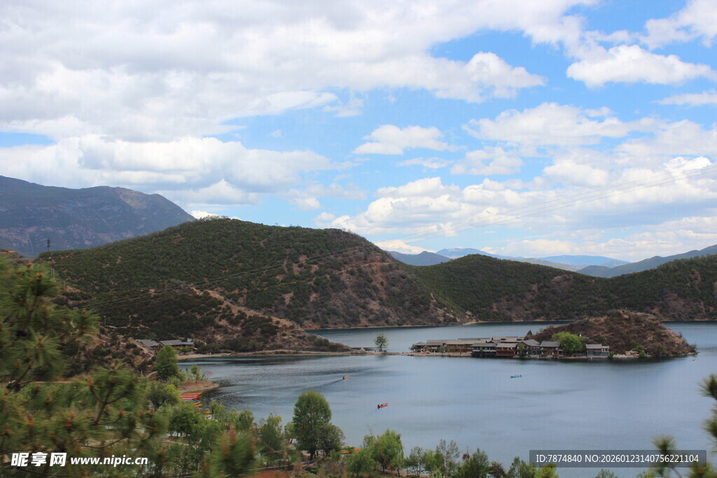 山水相依的秀丽湖景