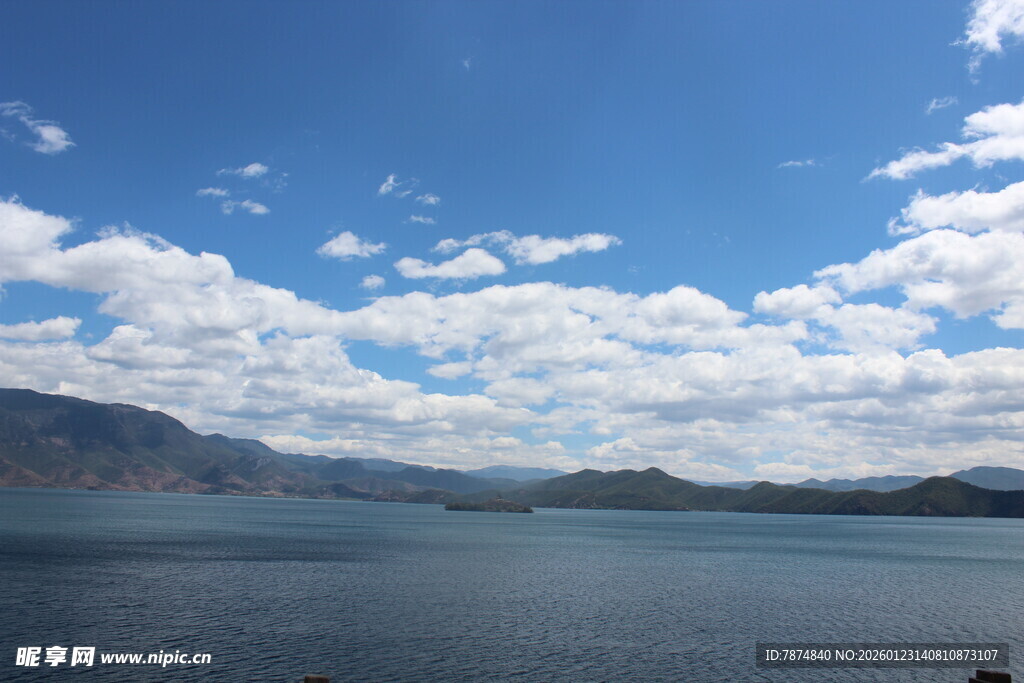 蓝天白云下的宁静湖水
