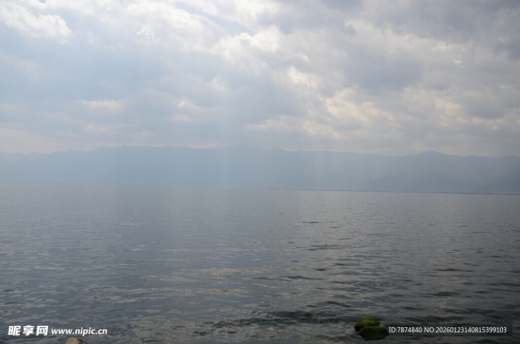 湖面云景 静谧自然风光