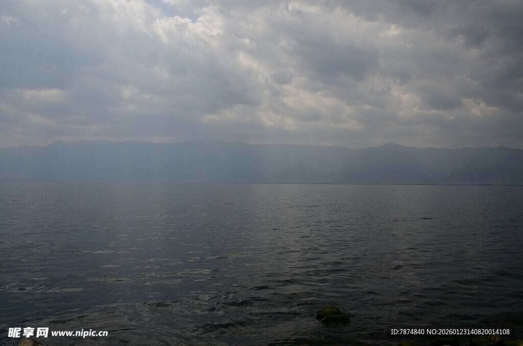 阴天下的广阔平静水面