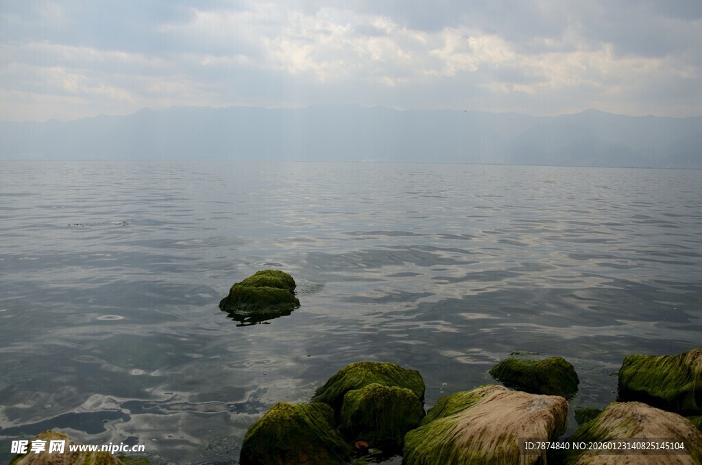 海面礁石与穿透云层之光