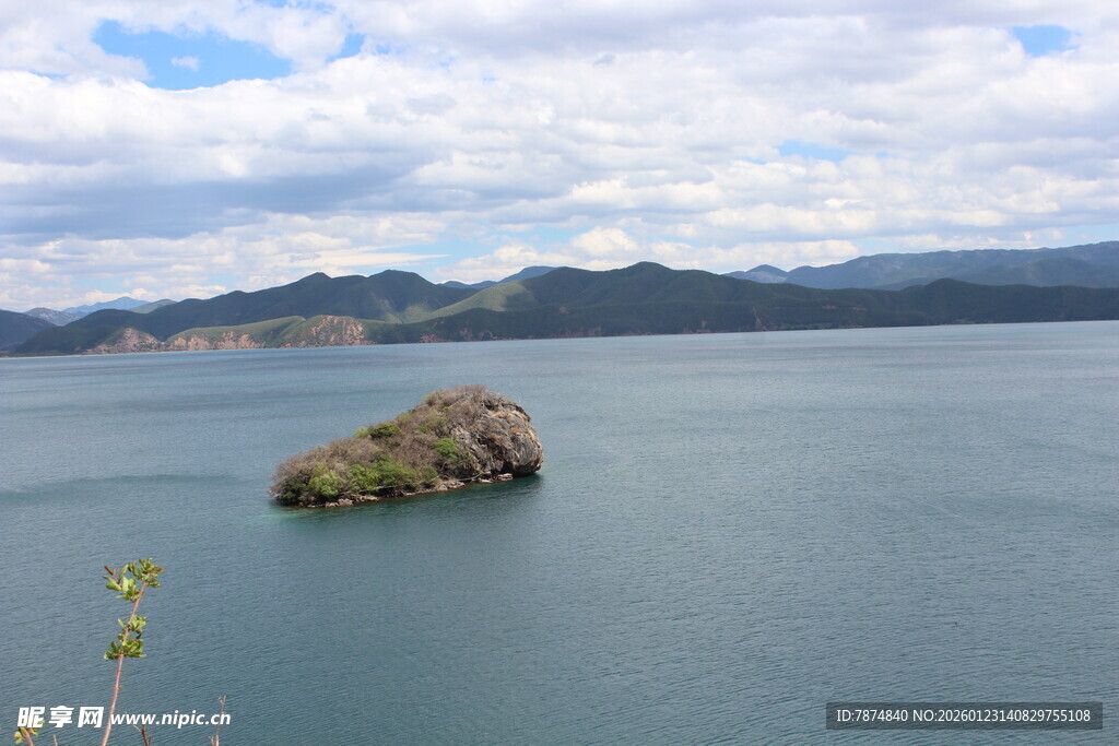 湖心孤石 山水相映成趣