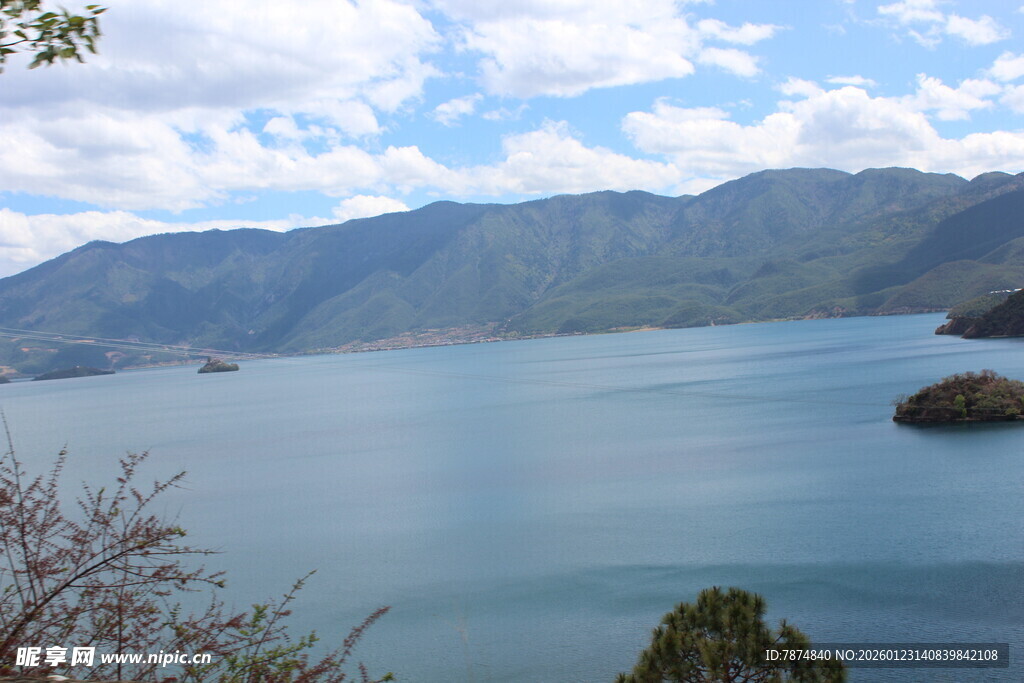 宁静湖景与远山风光