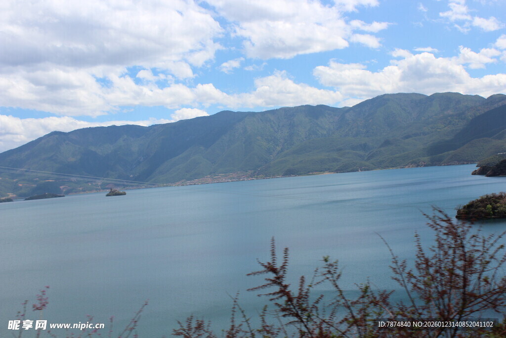 宁静湖景与远山