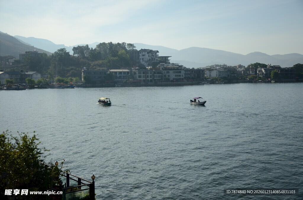 湖畔小船与远处山峦美景