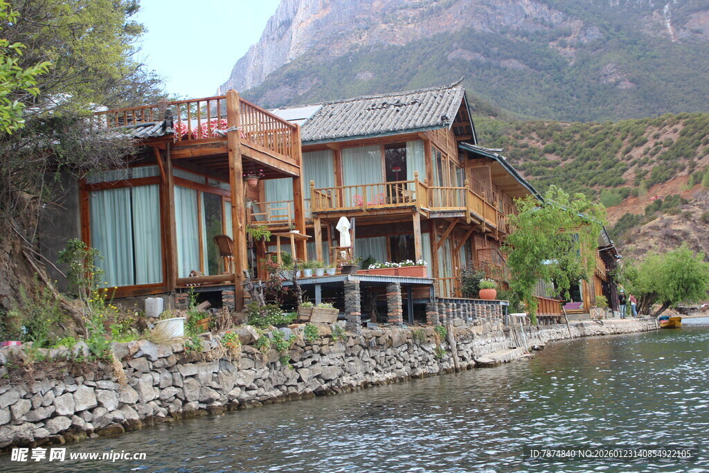 河畔山间的木质度假小屋