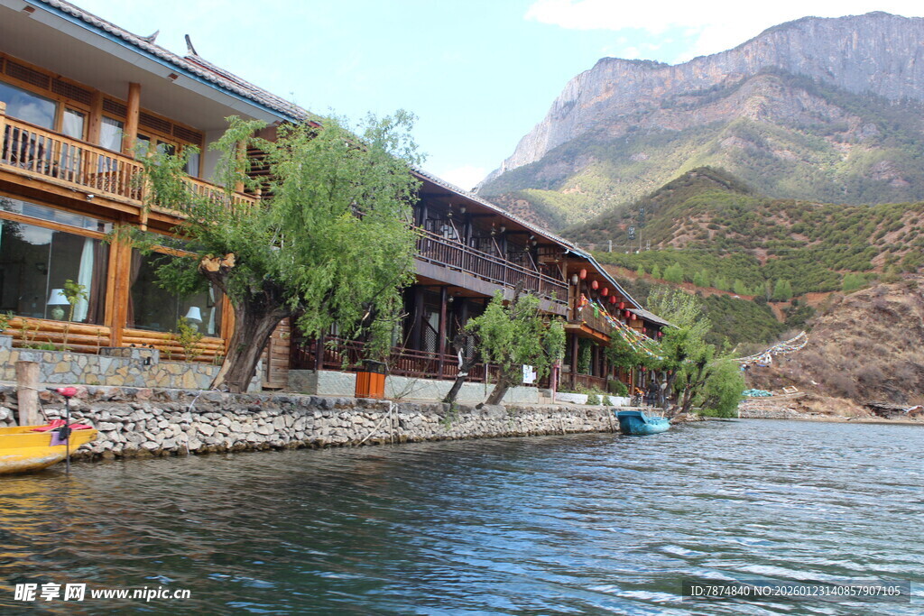 湖畔山居 山水相依的美景