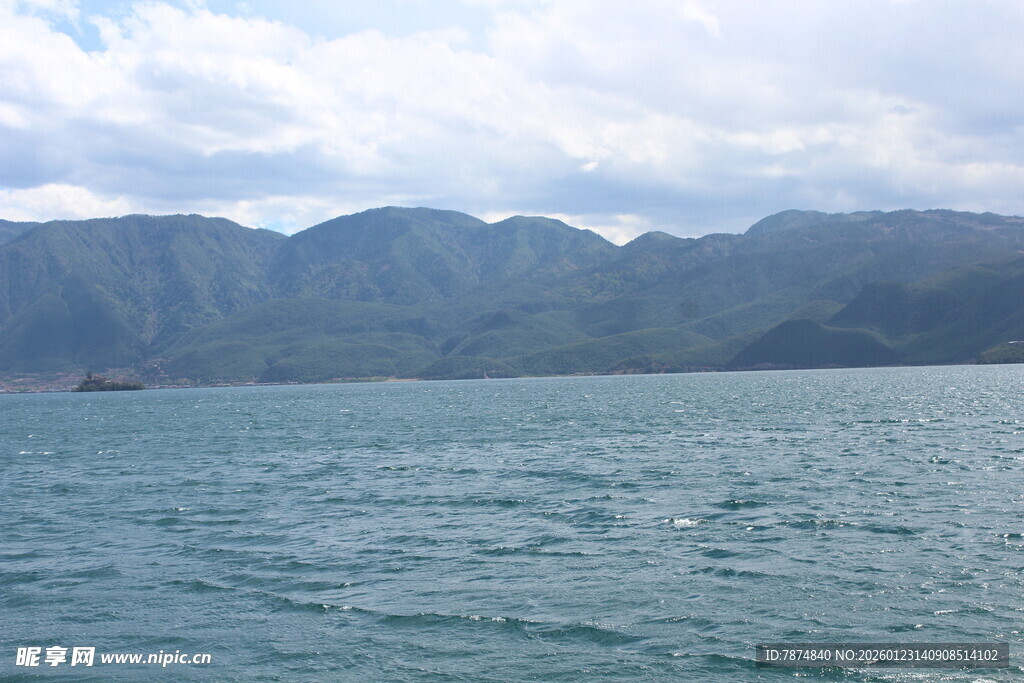 湖光山色中的连绵山脉