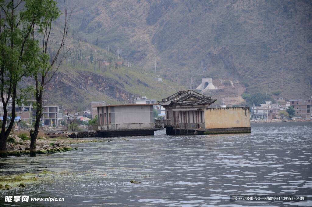 河畔古朴建筑 宁静水乡景