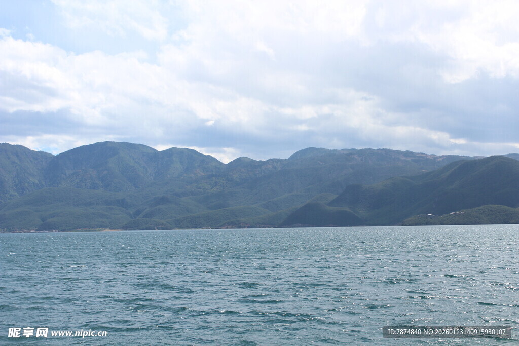 辽阔海面与远处山峦