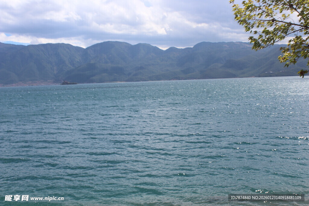 宁静湖水与远处山峦