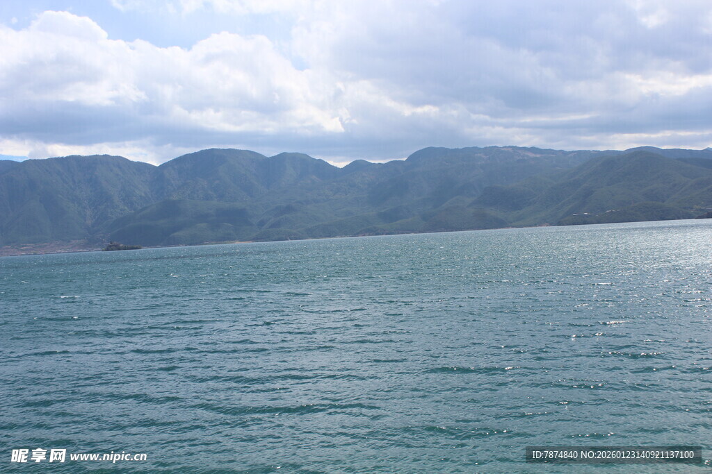 广阔水域与远处山峦景色