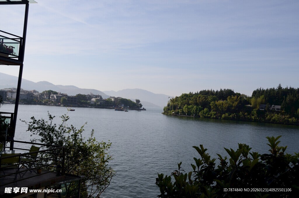 湖畔风景 宁静自然之美