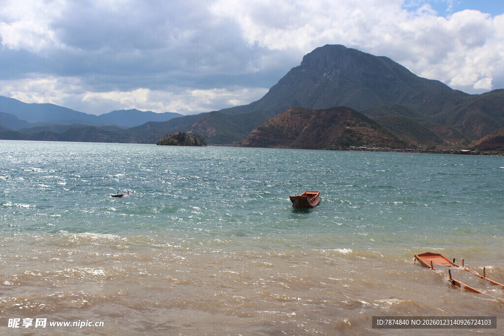湖畔风光 水中嬉戏场景