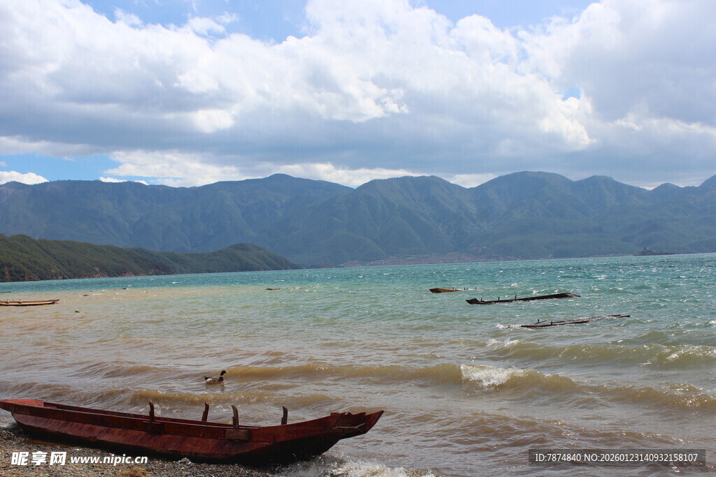 海边小船与远山美景