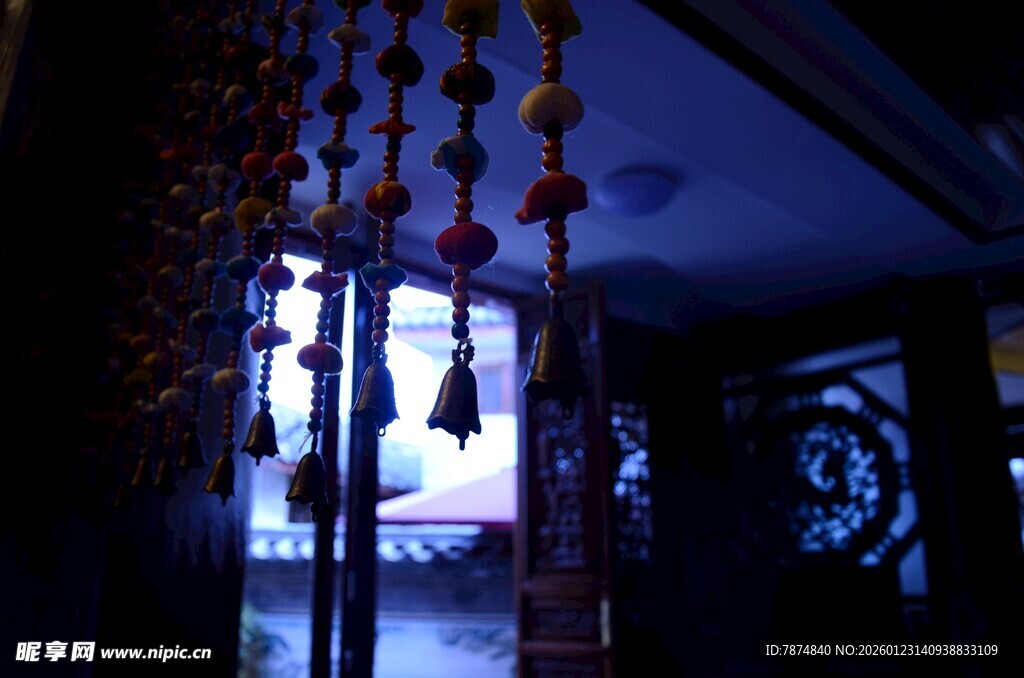 神秘古旧门廊悬挂装饰物