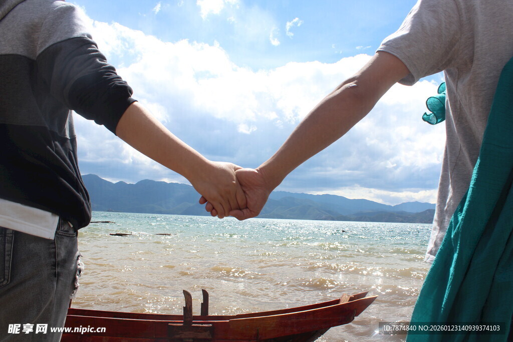 海边情侣牵手浪漫瞬间