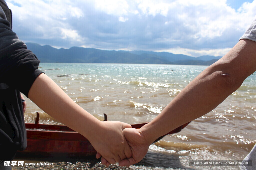 海边牵手的温馨瞬间