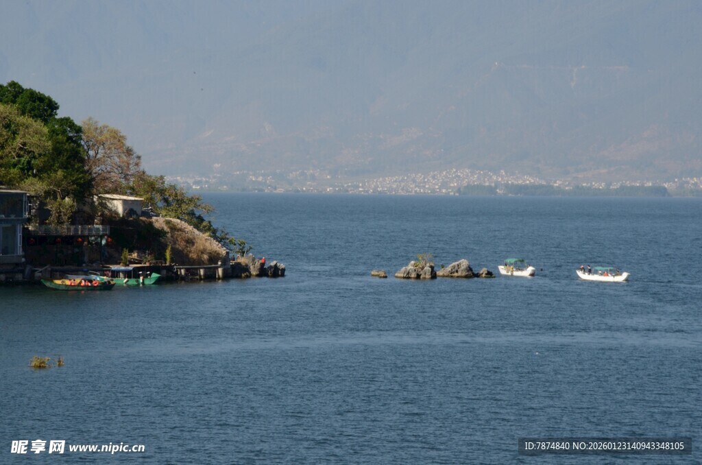 海边景致 小船停泊于岸