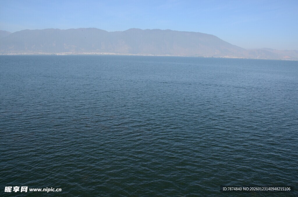 平静湖水与远处山峦